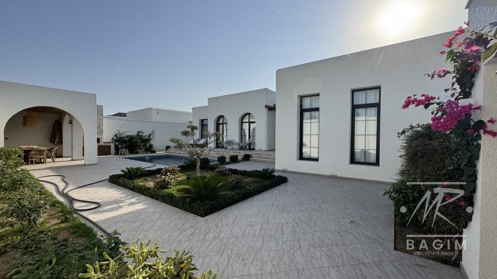 Təcili Satış! “Şüvəlanda 5.5 sot – Fərqlilik və zövq axtaranlara BOHO stilində villa”